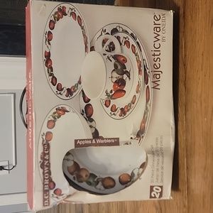 Apples and Warblers Majesticware by Oneida 20 piece dinnerware set